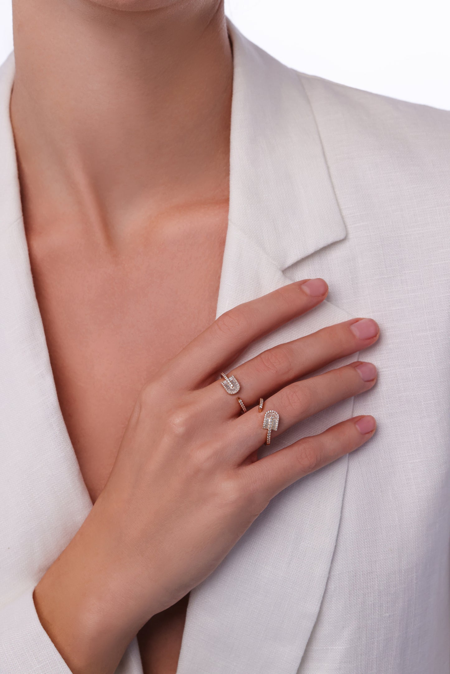 U Solo Baguette Twisted Ring